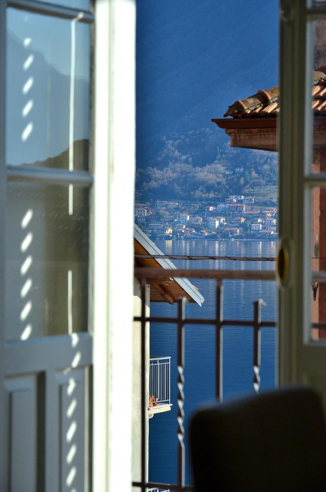 The Romantic Village House - Apartments With Lake View Colonno Eksteriør billede