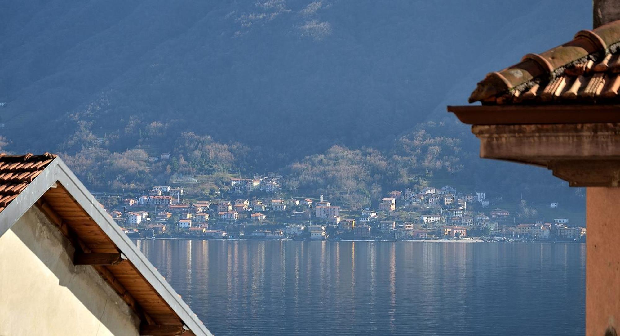 The Romantic Village House - Apartments With Lake View Colonno Eksteriør billede