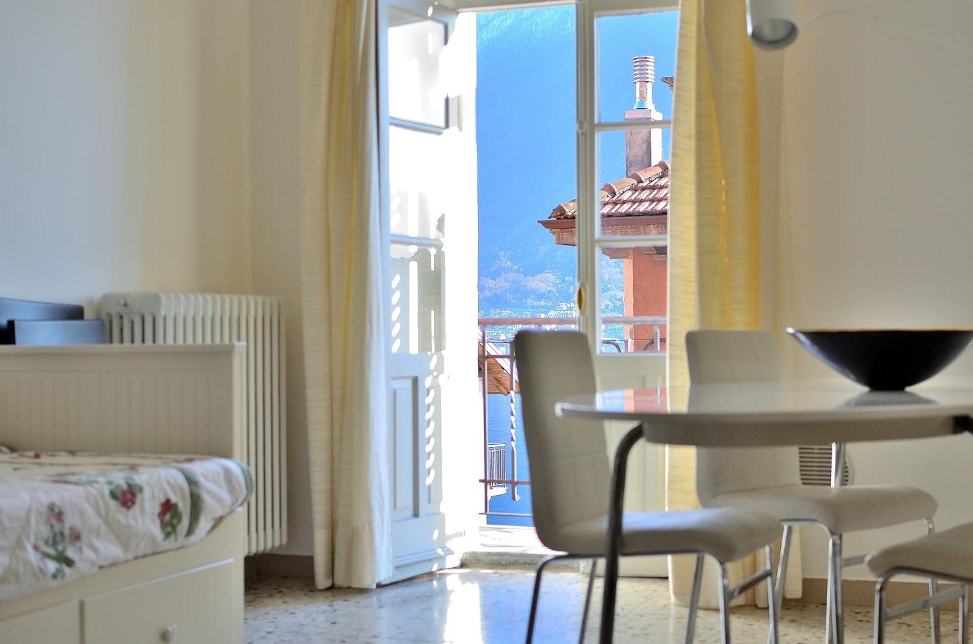 The Romantic Village House - Apartments With Lake View Colonno Eksteriør billede